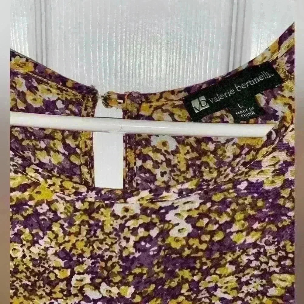 💚  3/$15 Lightweight Floral Short Sleeved Blouse - Picture 3 of 6